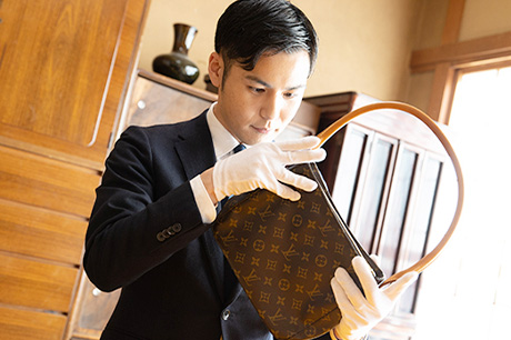 ブランド品に詳しい査定士が価値を見極めます