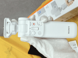 SONY:ワイヤレスリモートコマンダー機能付シューティンググリップ GP-VPT2BT W ホワイト/SONY:VLOGCAM ZV-E10Y ダブルズームレンズキット ホワイト/など2点